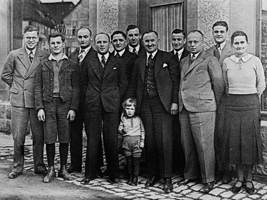 Adolf Häfele i pracownicy przed sklepem Häfele dla rzemieślników w Nagold
